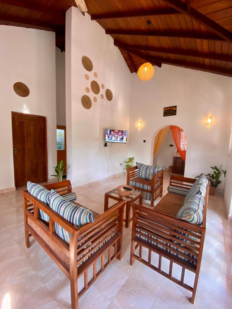 אנוראדפורה Kingcity Resort מראה חיצוני תמונה